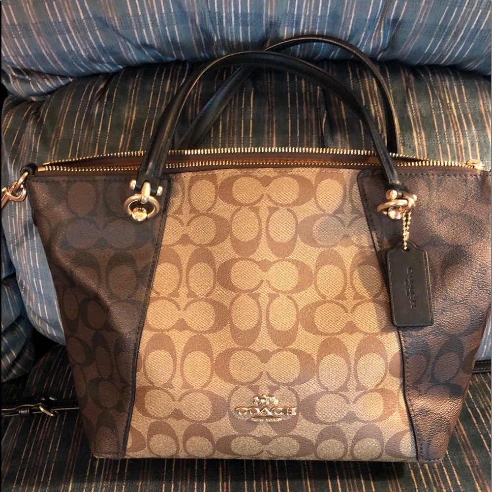 Coach ❤️ Signature purse, multicolor.